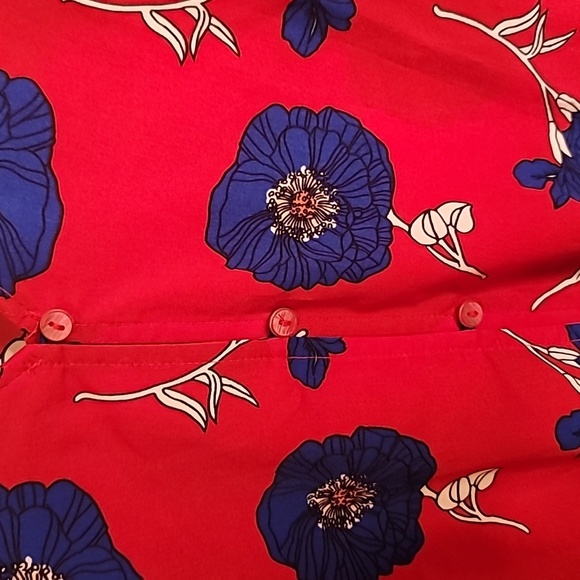 Liz Claiborne Crop Blouse Red with Blue flowers - Picture 3 of 5